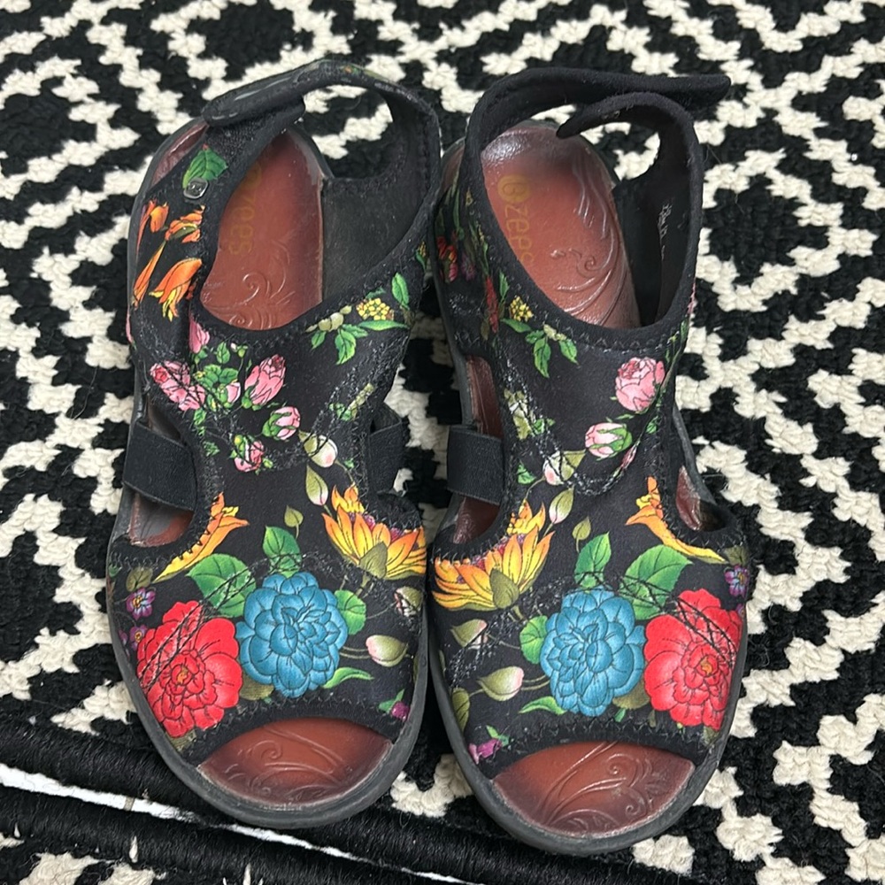 BZees floral sandal wedges